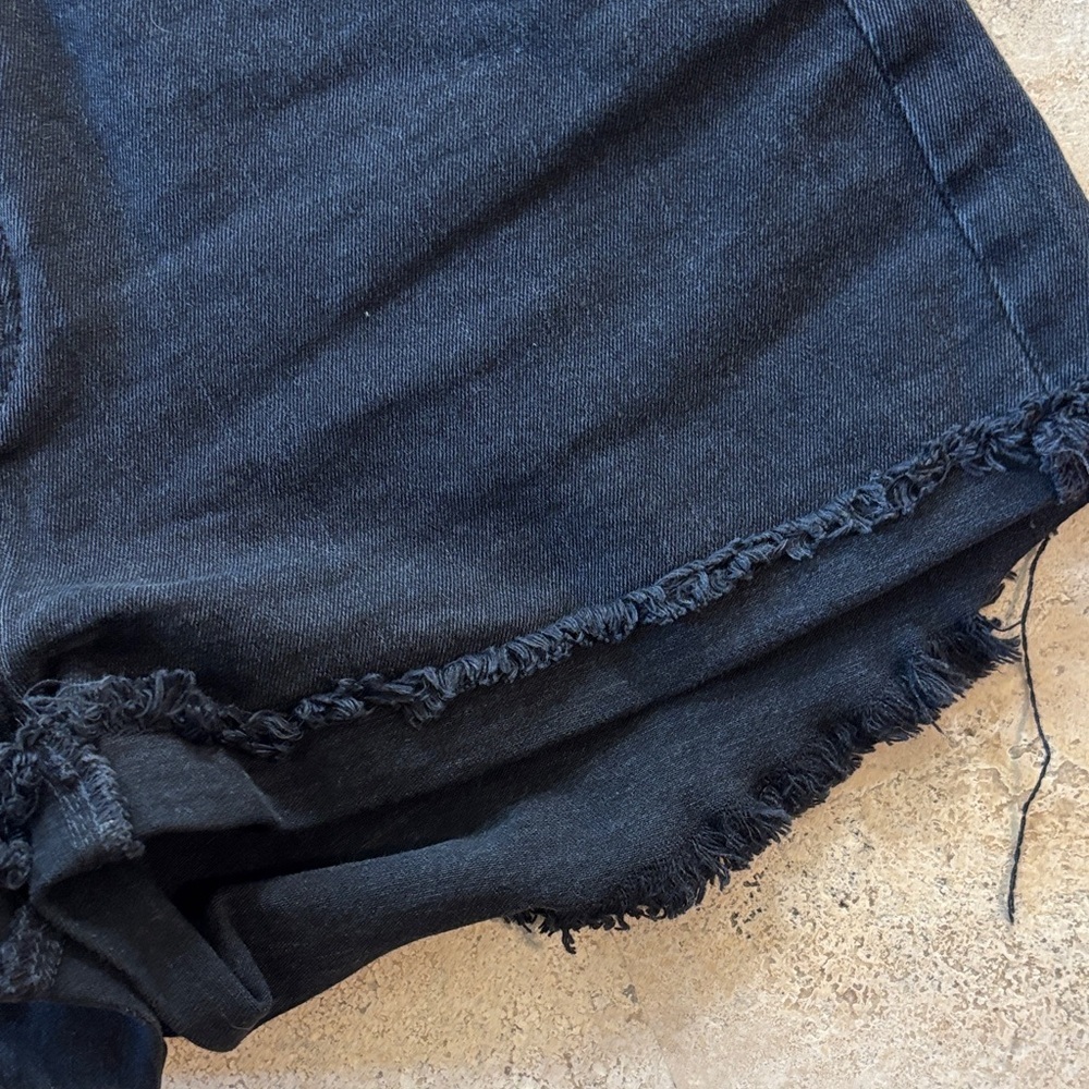 Madewell 28 High rise denim shorts with distressed hem- black - Picture 4 of 8
